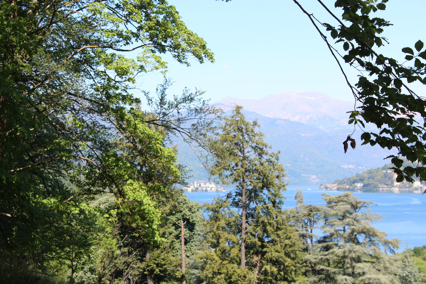 12 - Pella, Lago d’Orta – Appartamenti e villa con vista mozzafiato sul lago e sull’isola, spiaggia privata e posto barca. pella